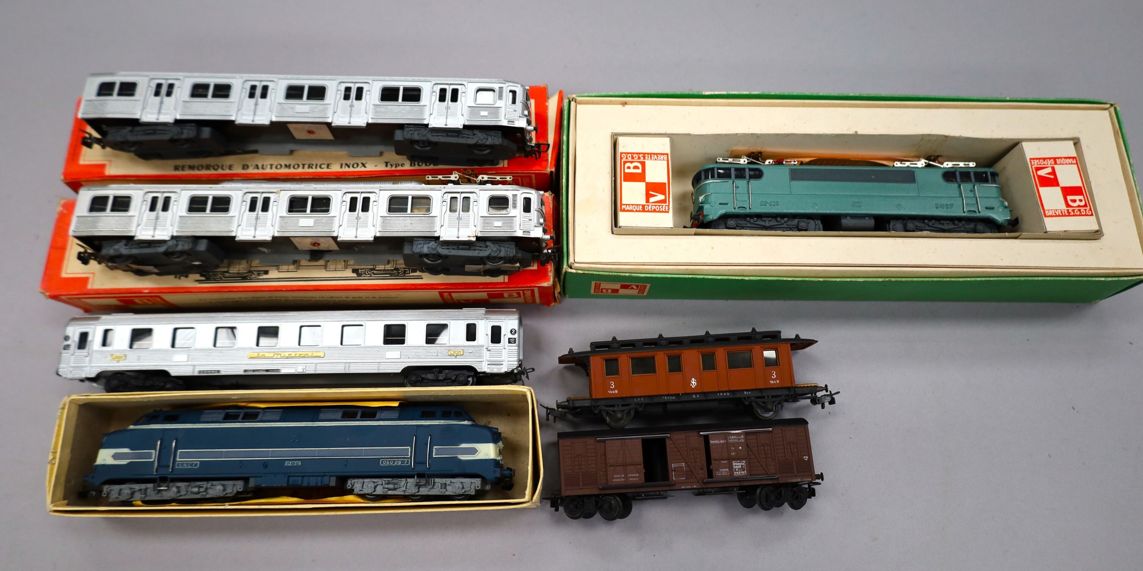 VB Ensemble de matériel ferroviaire comprenant motrices de t…