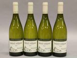 trois bouteilles de vin blanc sont alignées sur une table
