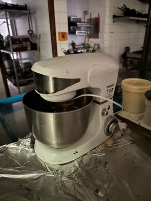 un mixeur blanc posé sur une table dans une cuisine