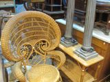 une chaise en osier et une table dans une pièce