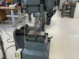 une machine placée au milieu d'une pièce