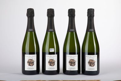 trois bouteilles de vin posées sur une table