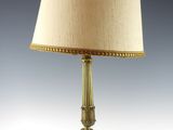 une lampe de table en laiton ancien avec un abat-jour beige