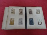 un vieux livre sur lequel figurent plein de vieilles photos