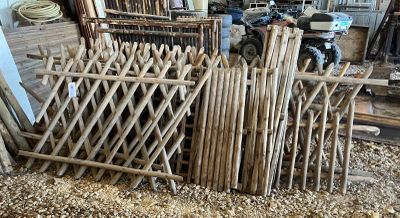un tas de tiges de bambou et d'autres objets dans une pièce