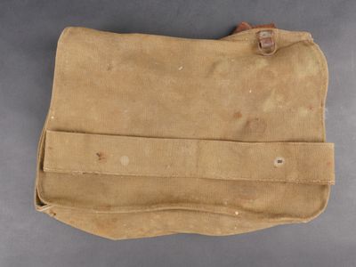 un vieux sac en toile beige avec une poignée en cuir marron