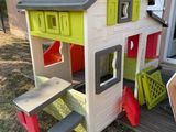 a little house that is sitting in the yard
