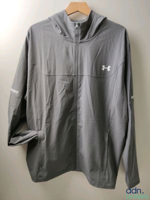 un gros plan sur une veste grise accrochée à un mur