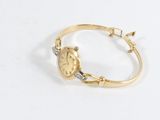 une image d'un gros plan d'une montre-bracelet sur une surface blanche