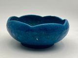 un bol bleu posé sur une table