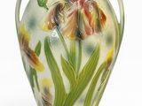 un vase sur lequel est peinte une fleur