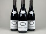 trois bouteilles de vin posées sur une table l'une à côté de l'autre