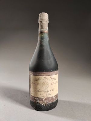 une bouteille de vin posée sur une table