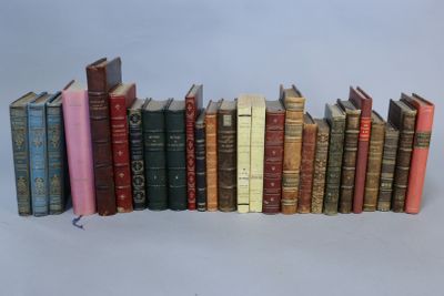 beaucoup de livres alignés sur une table