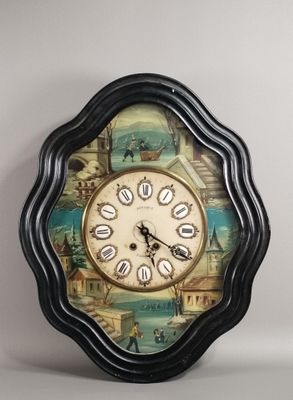 une horloge accrochée au mur de la pièce