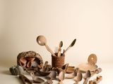 de nombreuses cuillères et ustensiles en bois posés sur une table