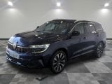 un 4x4 bleu garé dans un garage au sol en damier
