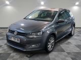La Volkswagen Polo break grise est garée sur un sol à damier.