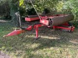 une remorque rouge garée dans l'herbe
