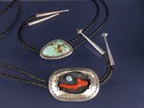 un collier orné d'une turquoise et d'une pierre rouge
