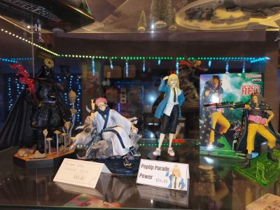 de nombreuses figurines exposées dans une vitrine