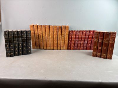 Plusieurs livres sont alignés sur une étagère dans une pièce