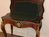 a chair that has a green seat on it