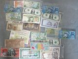 de nombreux types de papier-monnaie sur la table