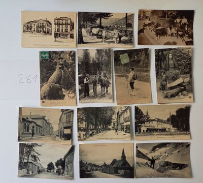 plusieurs vieilles photographies en noir et blanc représentant des personnes et des bâtiments, accrochées à un mur
