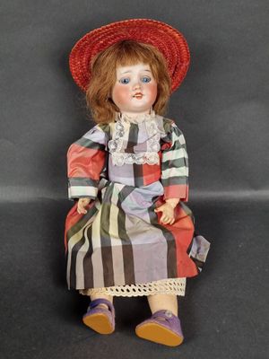 Poupée SFBJ, tête porcelaine, yeux dormeurs, membres en cart…