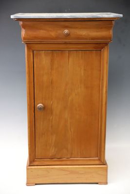 un petit meuble en bois avec un plateau en marbre