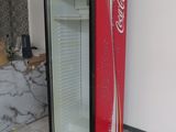 un distributeur de Coca-Cola dans un coin de la pièce