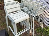de nombreuses chaises et une table dans le jardin