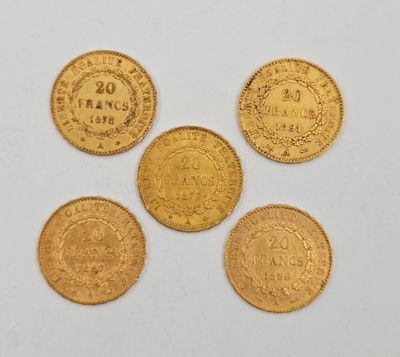 cinq pièces d'or sur lesquelles sont gravés les noms des pays