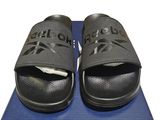 une boîte sur laquelle est posée une paire de sandales noires