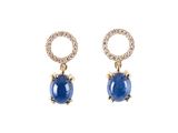 une paire de boucles d'oreilles ornées de pierres bleues et de diamants sur fond blanc