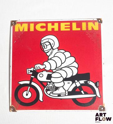 une pancarte portant l'inscription « Michel » sur le côté d'une moto