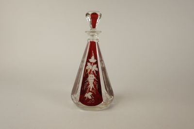 une image représentant une bouteille en verre ornée d'un motif rouge et blanc