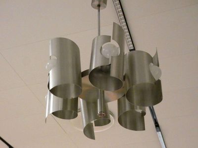 un lustre fait de boîtes de conserve suspendu au plafond