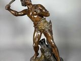 statue en bronze représentant un homme tenant un miroir et un chien