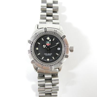 gros plan d'une montre sur une surface blanche
