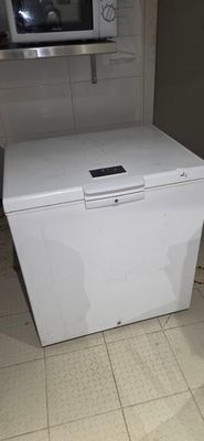 UN Ensemble Comprenant : UN Congelateur Coffre Whirlpool Wh2…