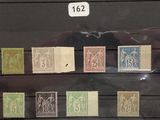 une photo d'une collection de timbres exposée dans un coffret