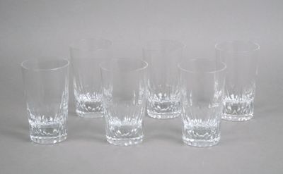 six verres sont alignés sur une surface blanche