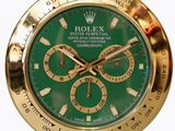 Montre Rolex dorée et verte sur fond blanc
