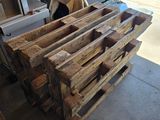 plusieurs pièces de bois sont empilées dans un garage