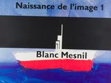 une peinture représentant un bateau en mer, orné d'une bande rouge et noire