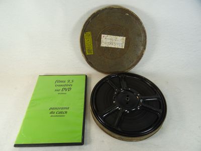 une bobine de film posée sur une table à côté d'un livre