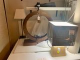 une table sur laquelle se trouvent un miroir et une lampe