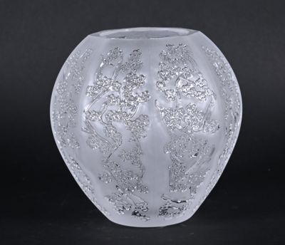 un vase en verre orné d'une carte du monde